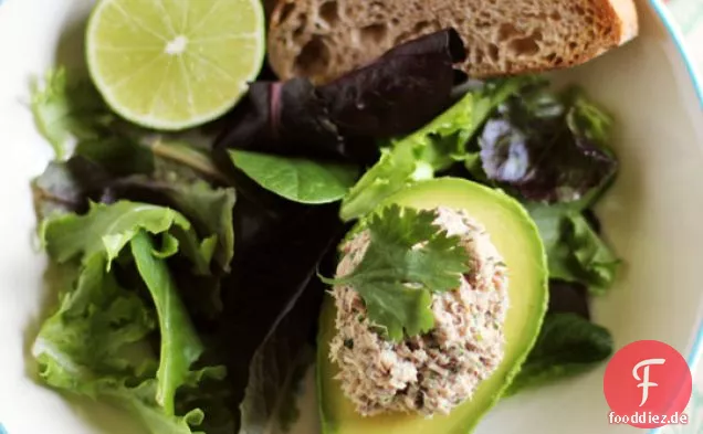 Cilantro-Limette Sardine Salat In Avocado Hälften Rezepte von Th