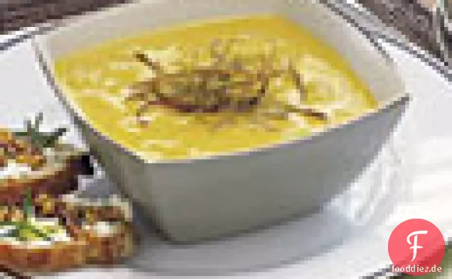 Curry Pastinakensuppe mit zerkleinerten Äpfeln