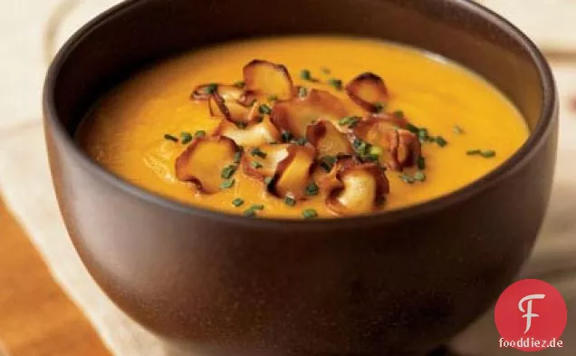 Karotten-Pastinaken-Suppe mit Pastinakenchips