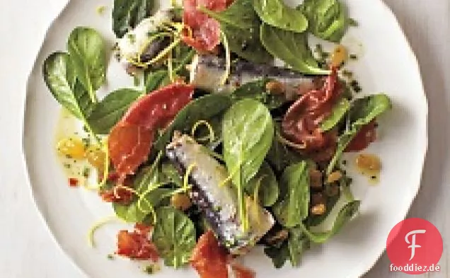 Spinatsalat mit Sardinen und knusprigem Schinken