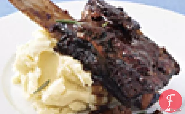 Zinfandel-Geschmortes Rindfleisch Kurze Rippen mit Rosmarin-Pastinaken-Kartoffelpüree