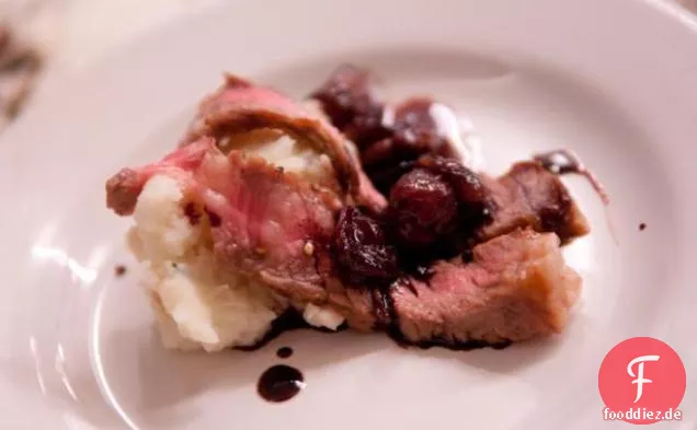 Rib-Eye-Steak mit gerösteter Trauben-Rotweinsauce und cremigen Pastinaken und Kartoffeln