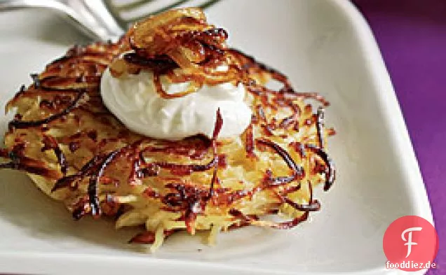 Pastinaken-Pfannkuchen Mit Karamellisierten Zwiebeln & Sauerrahm