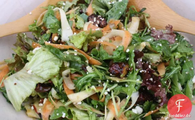 Grüner Salat mit rasierten Pastinaken, Karotten, Apfel und Honig braten