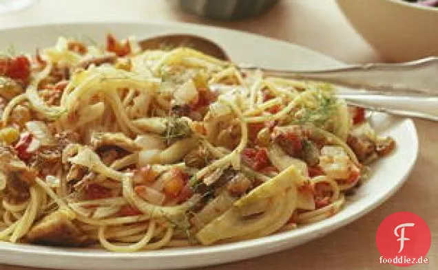 Spaghetti mit Sardinen-Fenchel-Sauce und Spinatsalat