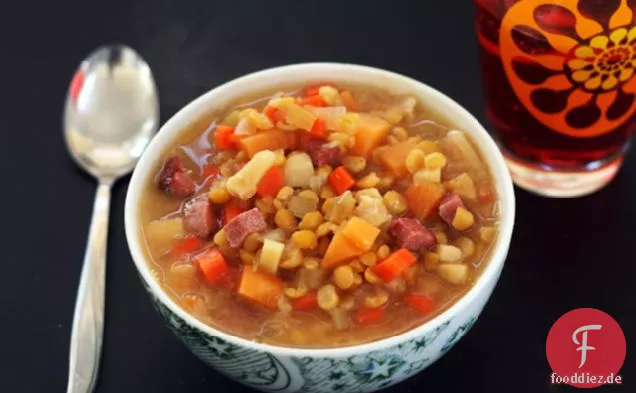 Sonnige gelbe Split-Erbsen-Gemüsesuppe