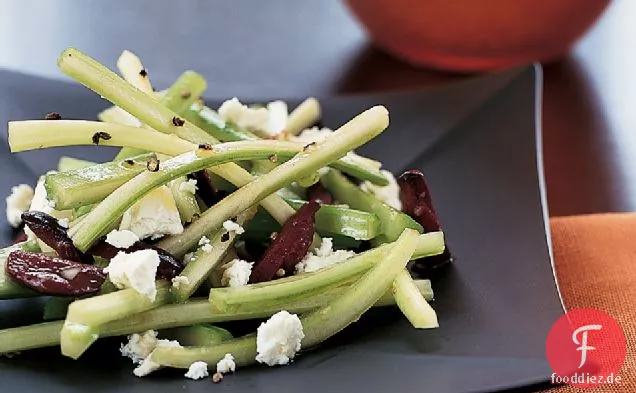 Sellerie und Oliven Antipasto mit Ricotta Salata