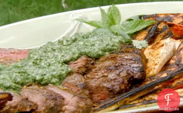 Gegrilltes Flankensteak mit Minze-Koriander-Mojo und gegrillten Karotten und Pastinaken