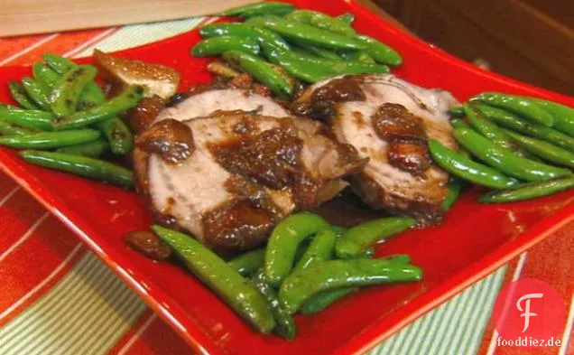 Schweinebraten mit Kreuzkümmel-Spikes gemischte Beerensauce und geröstete Pastinaken