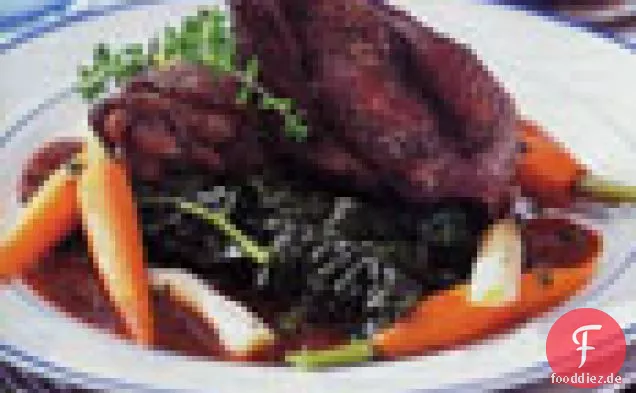 Huhn in Rotweinsauce mit Wurzelgemüse und verwelkten Grüns