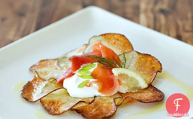 Kartoffelteller mit Räucherlachs und Creme Fraiche
