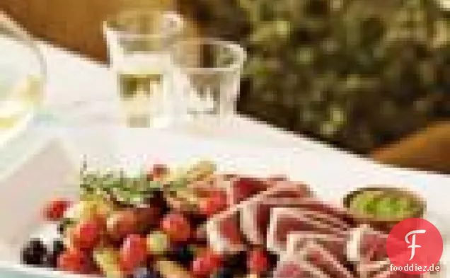 Gegrillte Kartoffeln mit Tomaten und Oliven