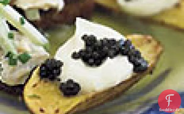 Gerösteten Fingerling-Kartoffeln mit Crème Fraîche und Kaviar