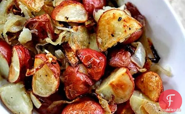 Gebratene neue Kartoffeln mit karamellisierten Zwiebeln und Trüffelöl