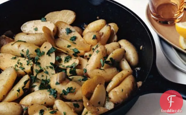 Pfanne Kartoffeln mit Oliven und Zitrone