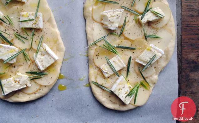 Kartoffelpizza mit Rosmarin und Brie