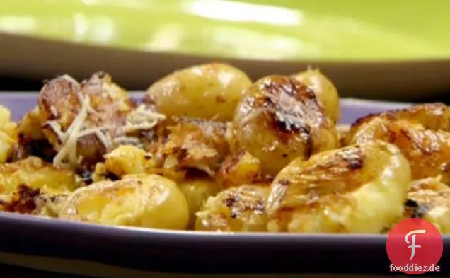 Butter und Parmesan zerquetschte Kartoffeln
