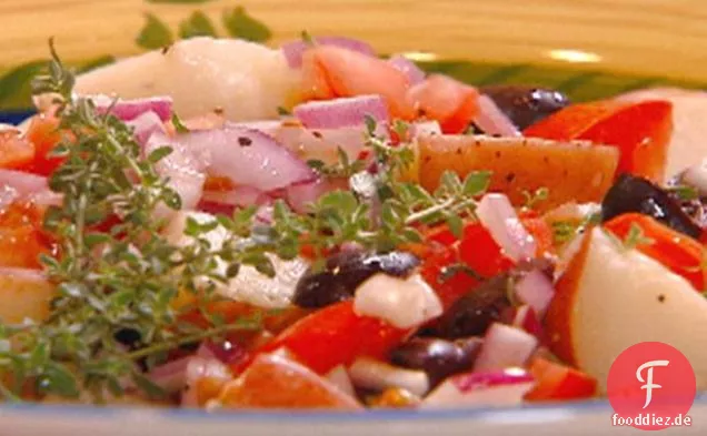 Kartoffeln mit Zwiebeln, Oliven und Tomaten