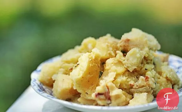 Kartoffelsalat mit Äpfeln und Speck