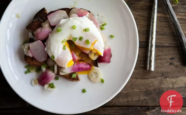 Gebutterte Radieschen mit einem pochierten Ei