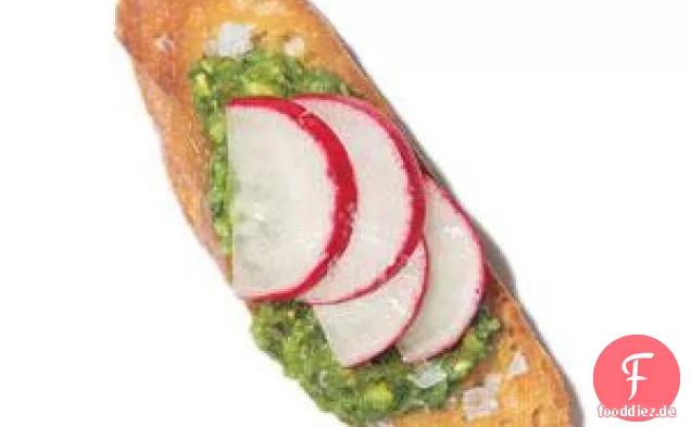 Pesto, Rettich Und Meersalz Crostini