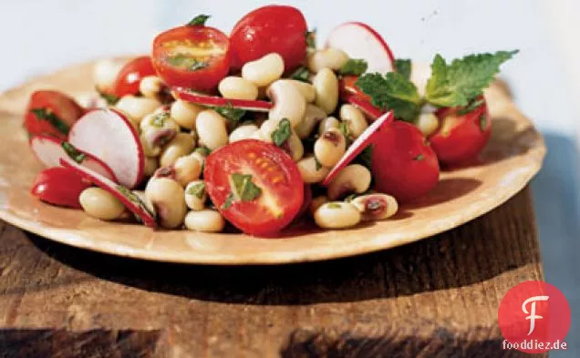 Frischer Erbsensalat mit Radieschen, Tomaten und Minze