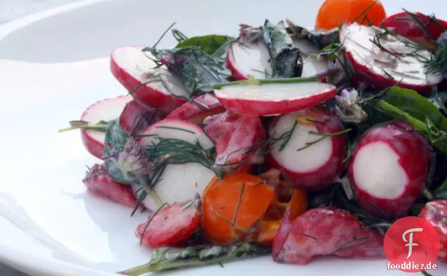 Rettich-Kräuter-Salat mit Sungold Tomaten und Erdbeeren