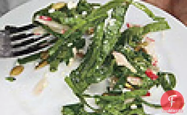 Spinat, Rettichsalat mit knusprigen Chilis und Pepitas
