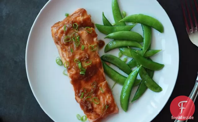 Gebratener Lachs mit Miso-Glasur und Zucker Snap Erbsen