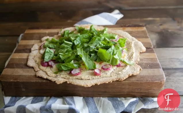 Geröstete Rettich-Senf-Ricotta-Pizza auf Crackerkruste