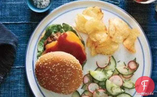 Barbecue Truthahn Burger mit Gurkensalat