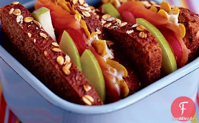 Räucherlachs-Sandwiches mit Curry-Mandeln
