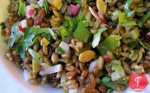 Dinkelpilaw mit eingelegtem Rettich, Kürbiskernen, goldenen Rosinen
