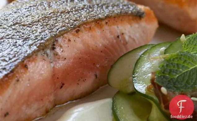 Lachs mit eingelegten Datteln, Gurken und Honigjoghurt