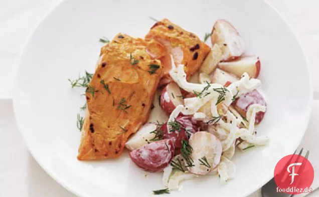 Senf-gebratener Lachs mit neuem Kartoffelsalat