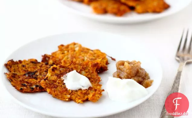 Gewürzte Süßkartoffel-Latkes mit Joghurt