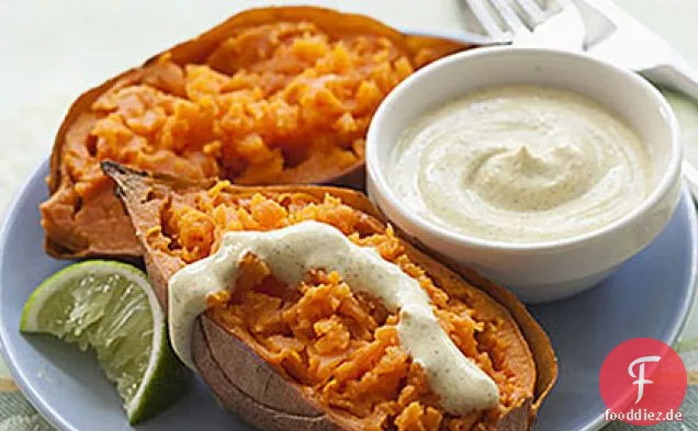 Gebackene Süßkartoffel mit Curryjoghurt-Dressing