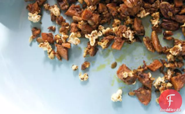 Marokkanische gewürzte Süßkartoffeln mit Popcorn, Pekannüssen und Pepitas