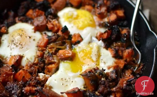 Süßkartoffel-Hash mit Wurst & Eiern