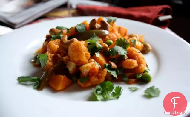 Abendessen heute Abend: Blumenkohl und Süßkartoffeln in würziger Tomatensauce mit Cashewnüssen