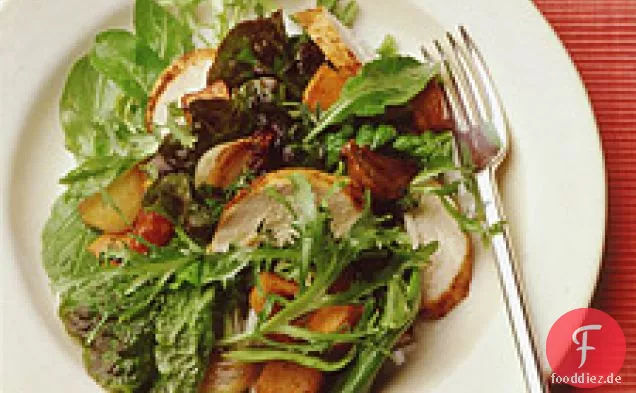 Grüner Salat mit Brathähnchen und Süßkartoffeln