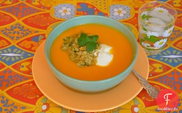 Seidige Süßkartoffel-Miso-Suppe mit knackiger Quinoa