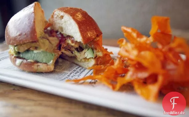 Putensandwich mit gebratenen Süßkartoffeln und Aioli