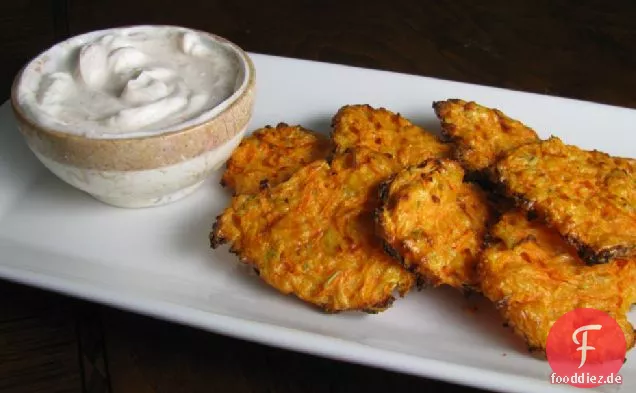 Käsige Süßkartoffelchips mit rauchigem Joghurt-Dip