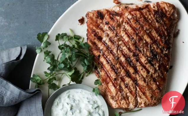 Gegrillter Lachs Mit Indischen Gewürzen Und Raita