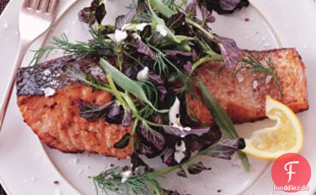 Lachs mit Zitronen-Pfeffer-Sauce und Brunnenkresse-Kräutersalat