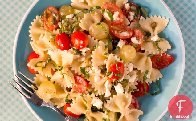 Fliege mit Tomaten, Feta und Balsamico-Dressing