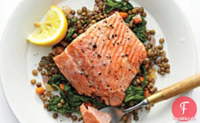 Wildlachs mit Linsen und Rucola