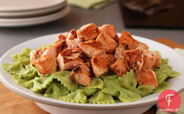 Cremige Poblano Fliege mit Lachs