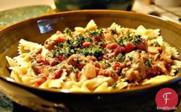 Fliege mit Wurst, Tomaten und Sahne